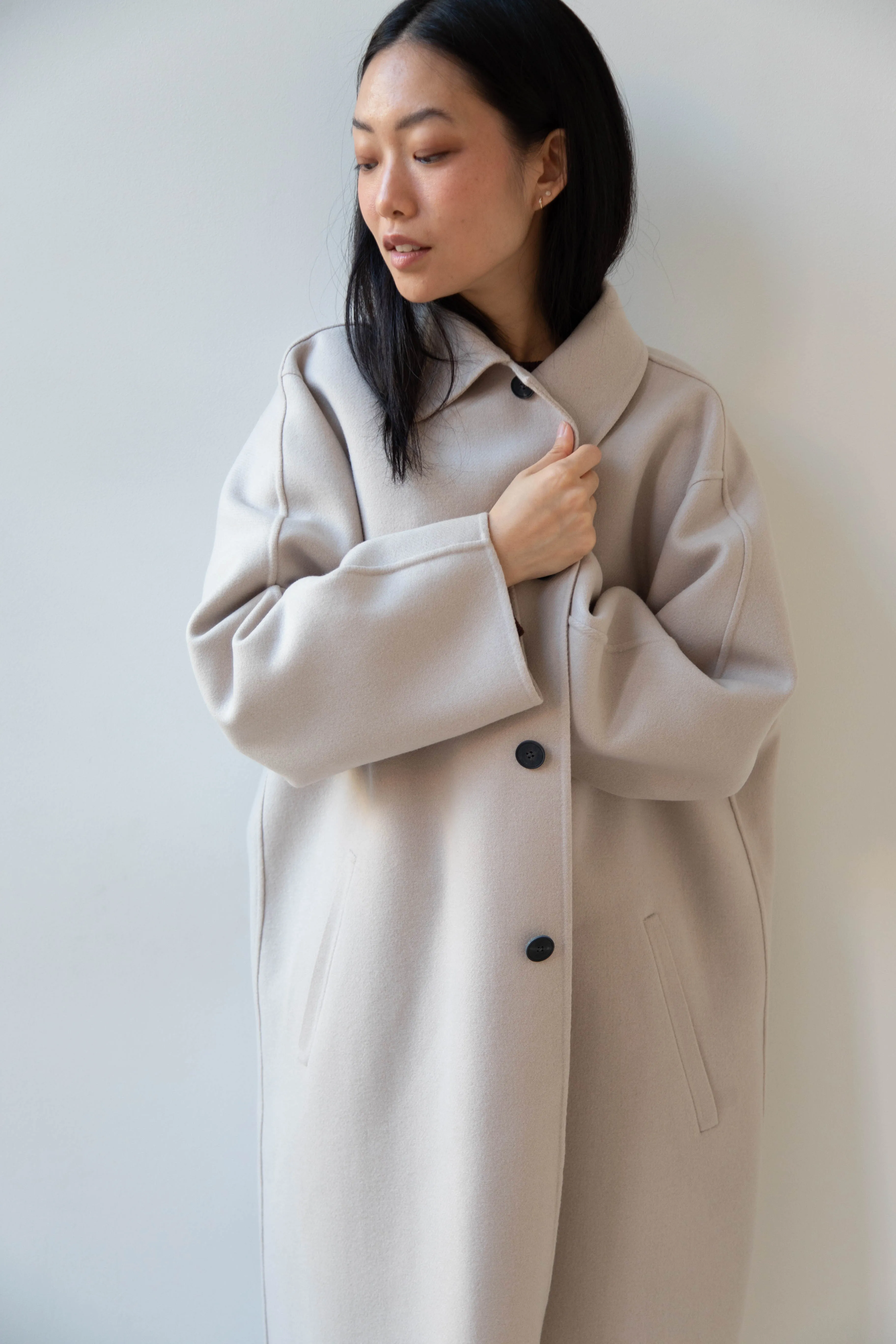 Aton | Balmacaan Coat in Beige Grey