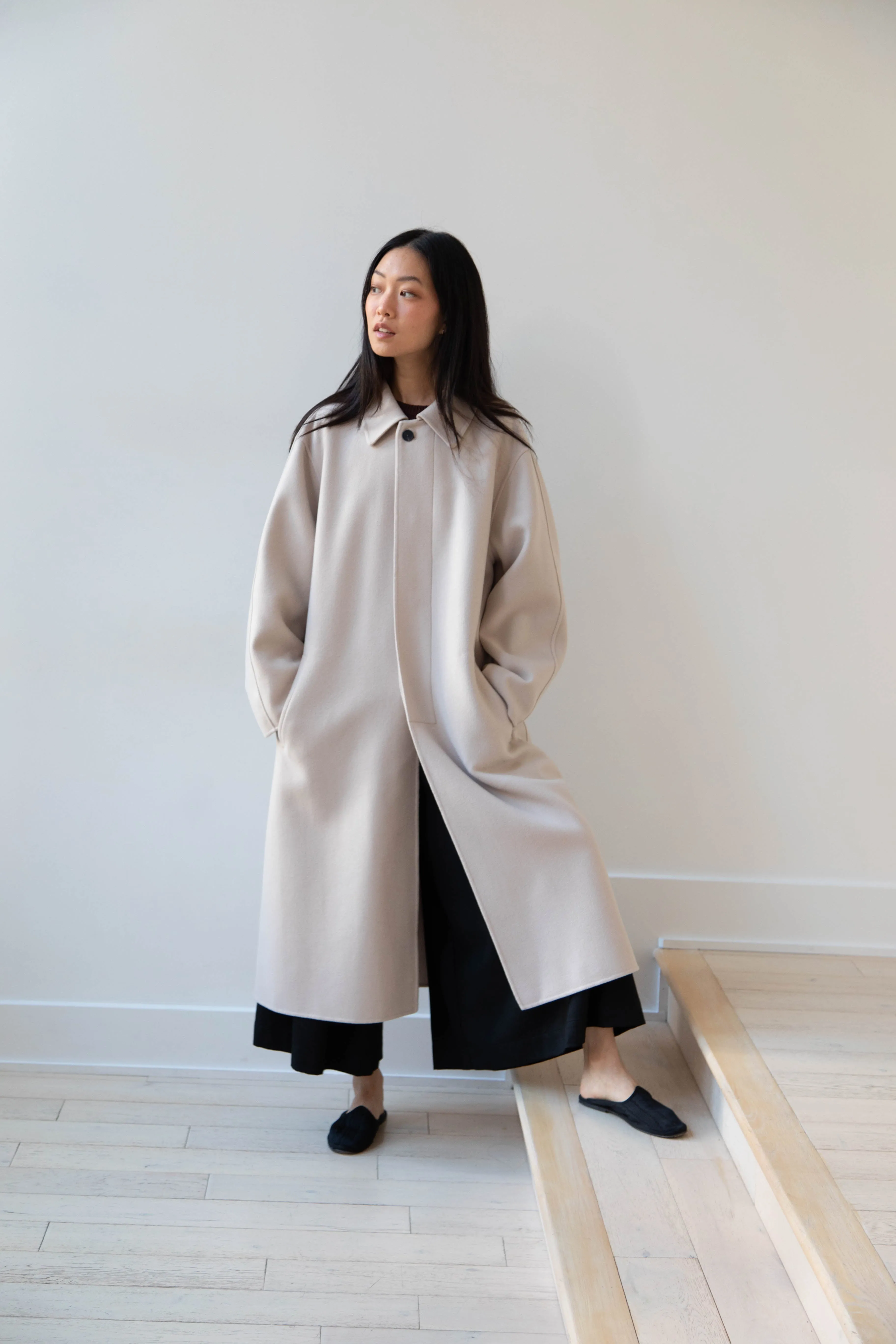 Aton | Balmacaan Coat in Beige Grey