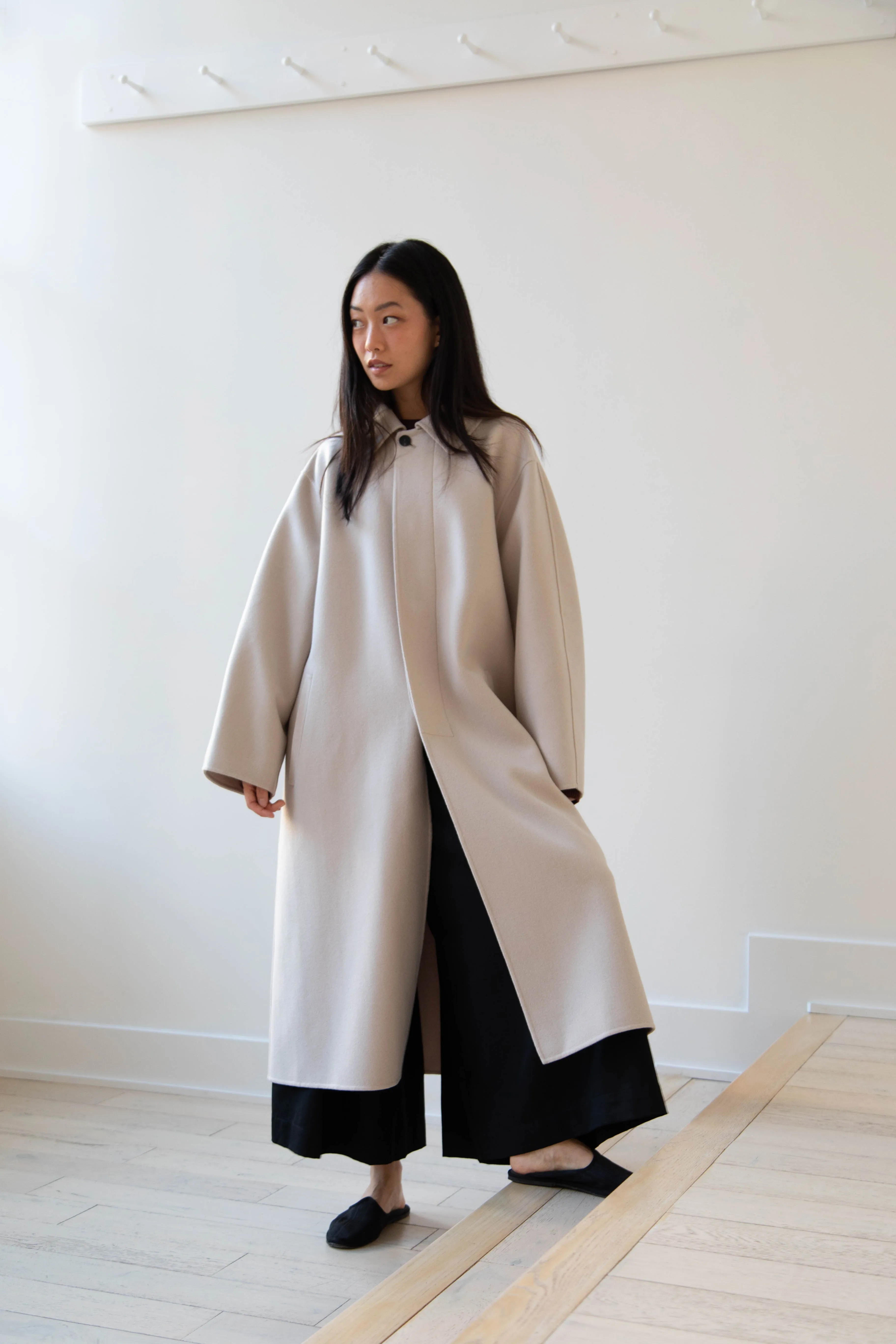 Aton | Balmacaan Coat in Beige Grey