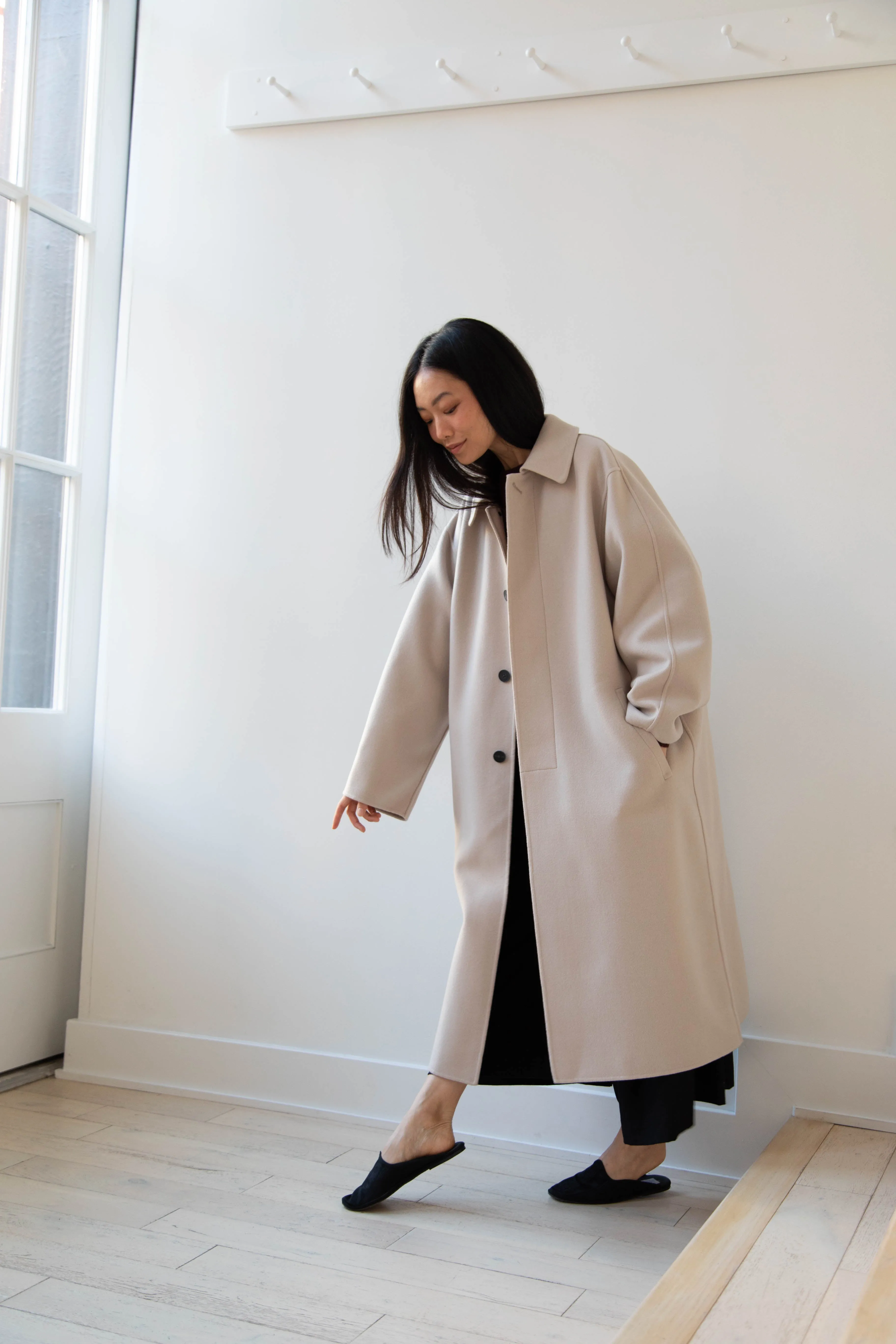 Aton | Balmacaan Coat in Beige Grey