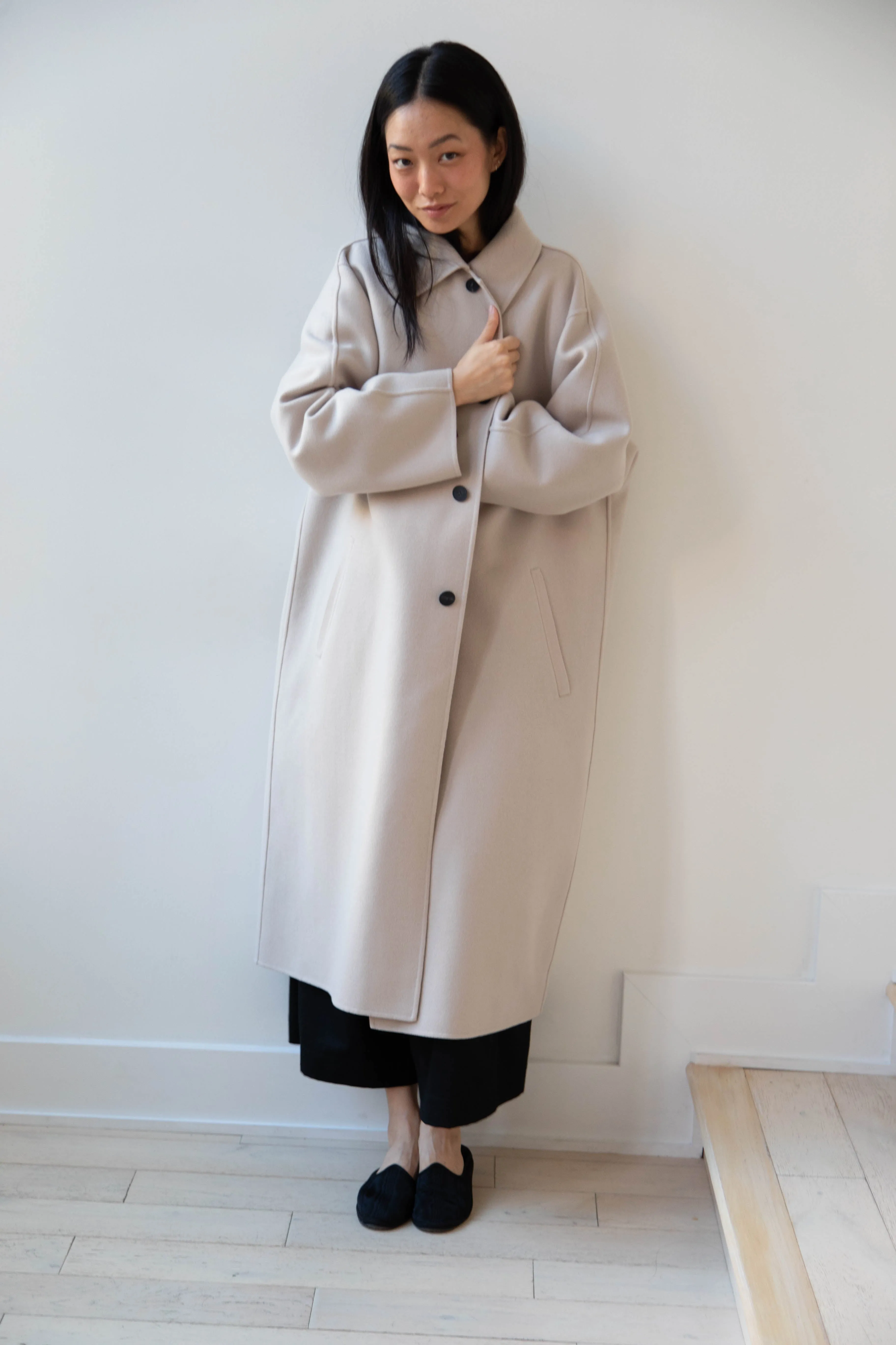 Aton | Balmacaan Coat in Beige Grey