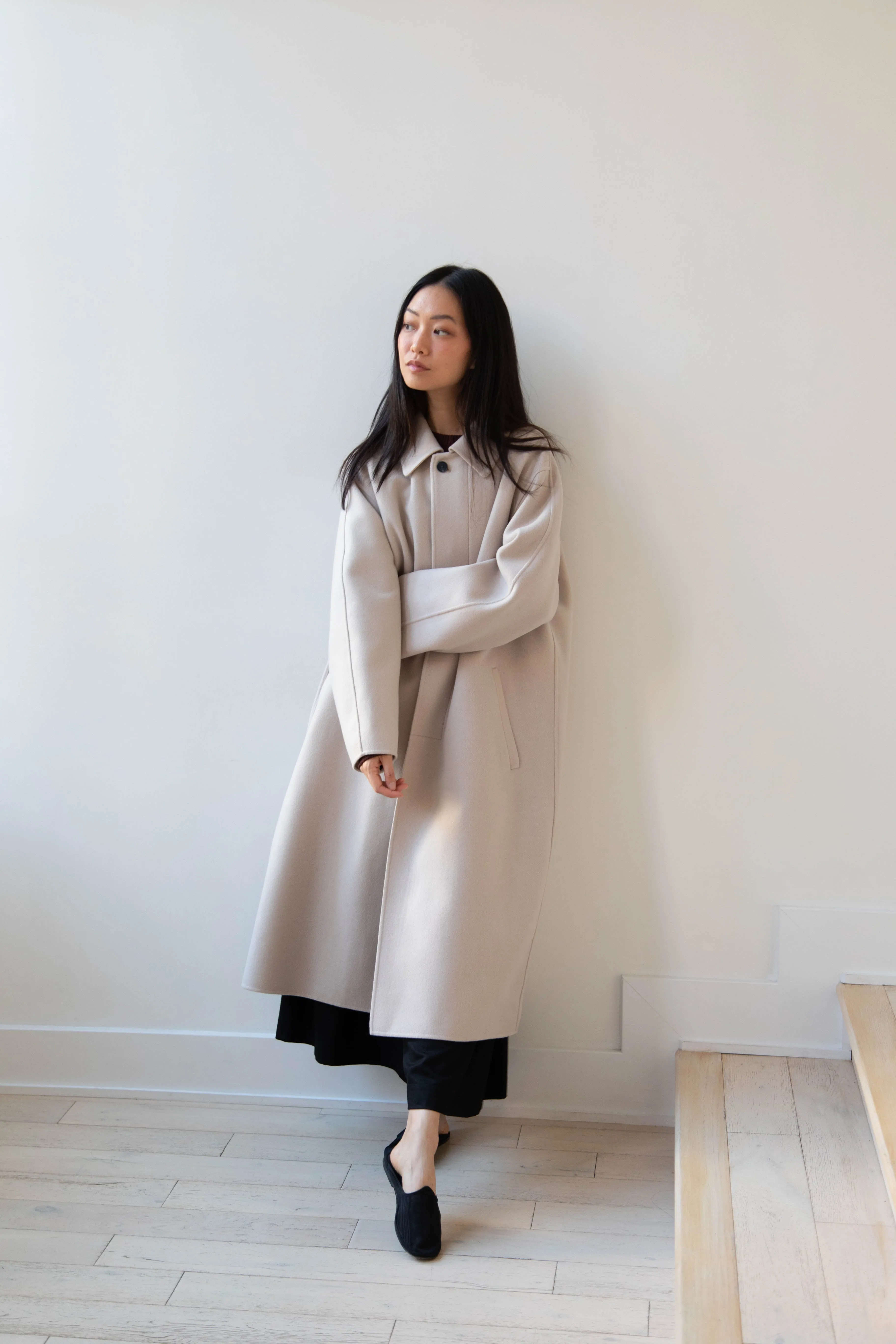 Aton | Balmacaan Coat in Beige Grey