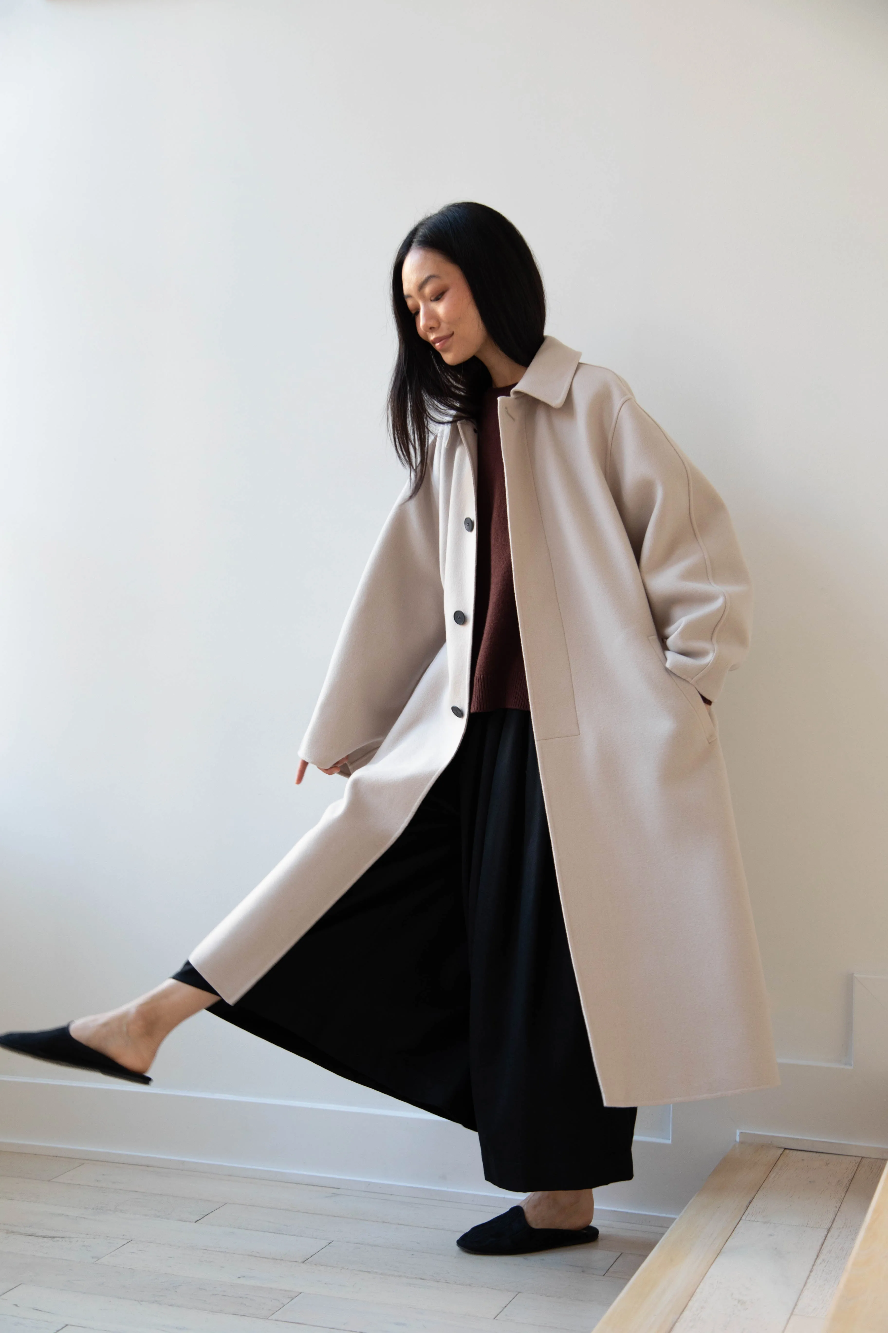 Aton | Balmacaan Coat in Beige Grey