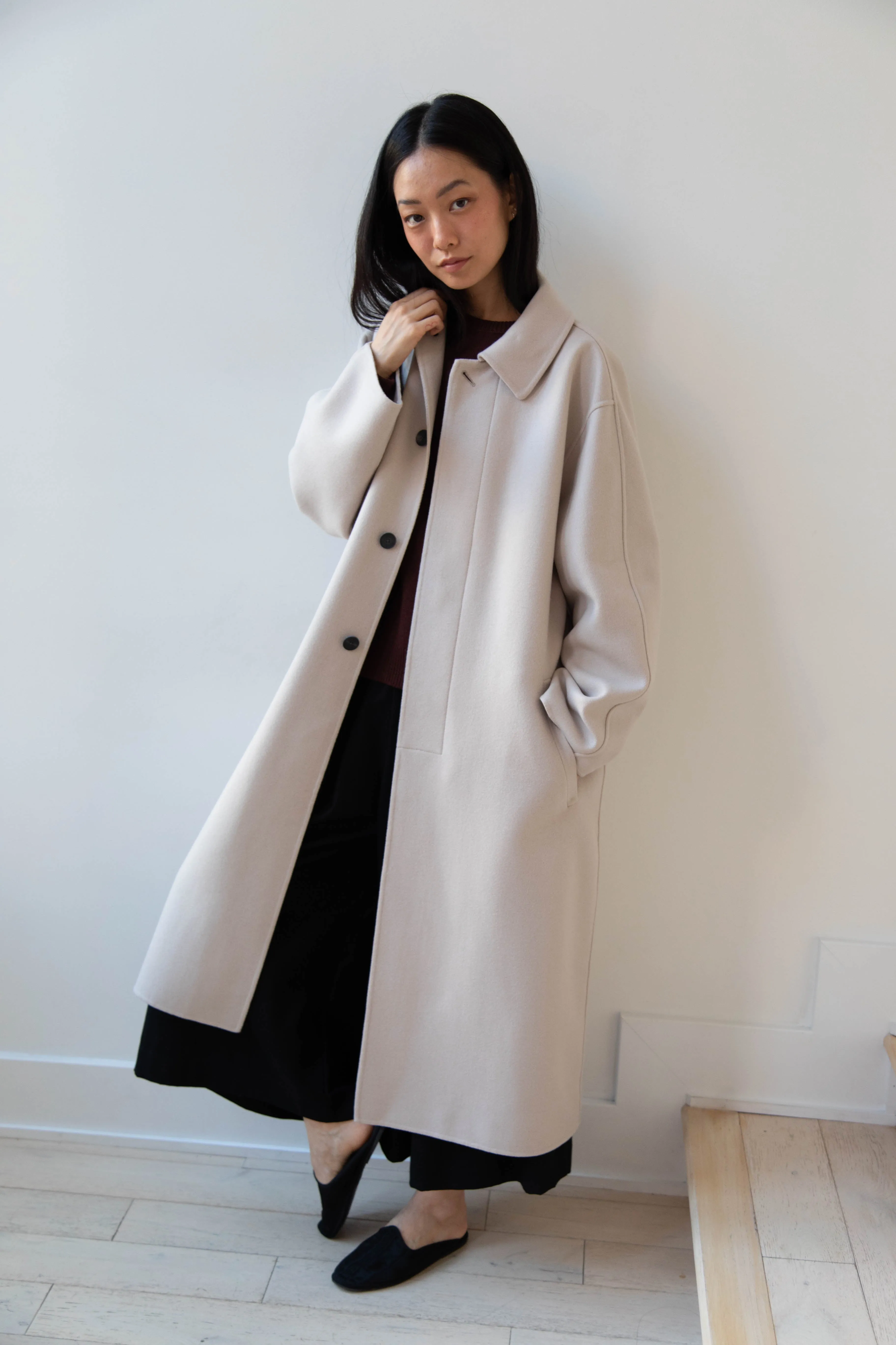 Aton | Balmacaan Coat in Beige Grey