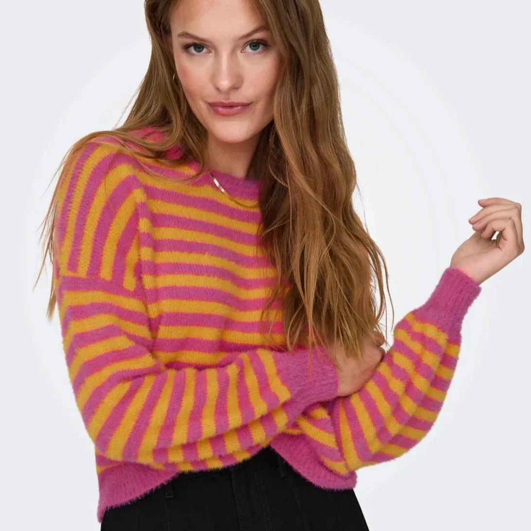 ONLY Onlpiumo Fluffy Short Knitted Pullover in Fuchsia Purple